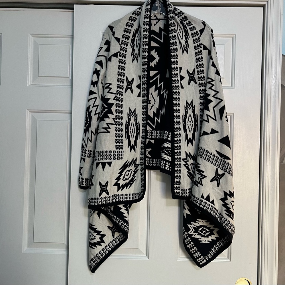 H&M Divided Size M Navy Blue & White Aztec Print Chunky Knit Cardigan Sweater